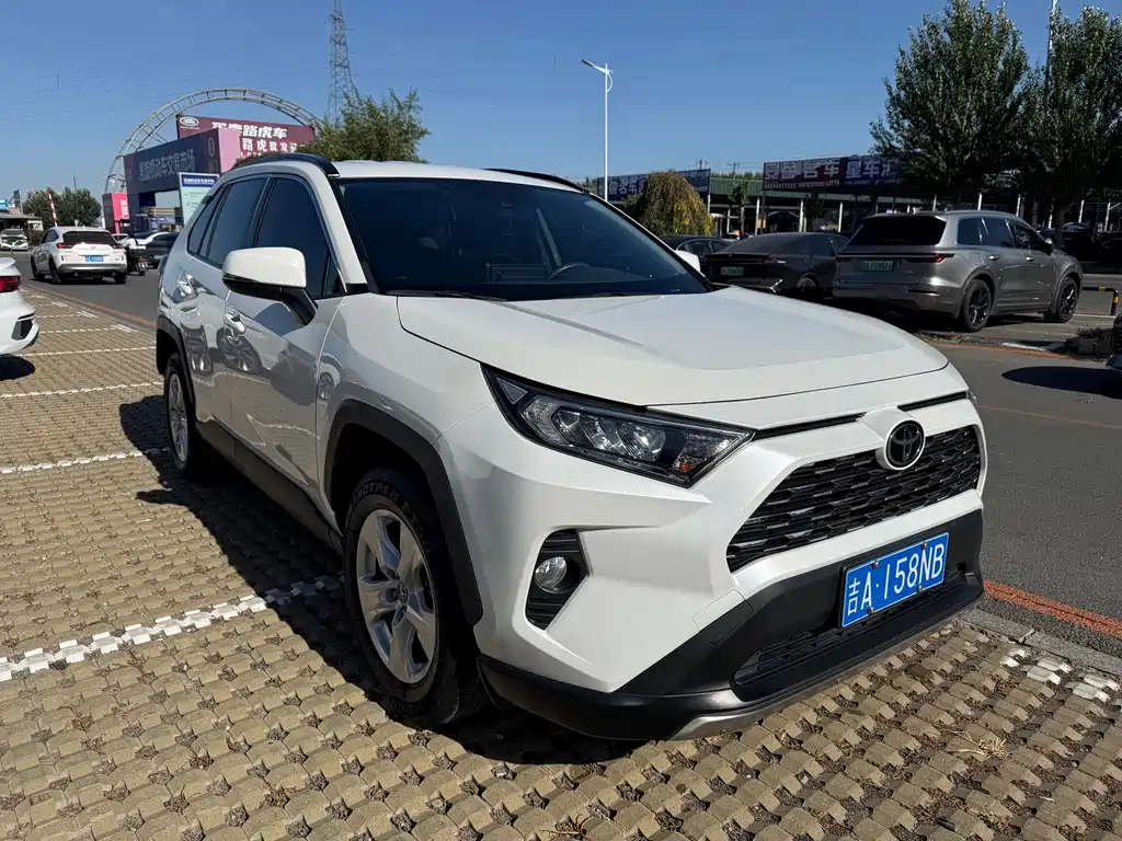 Toyota RAV4 — фото 3