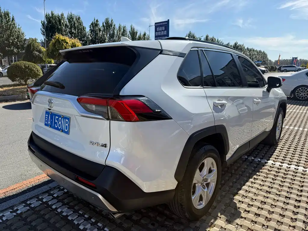Toyota RAV4 — фото 4