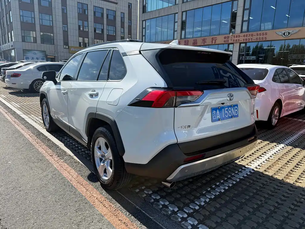 Toyota RAV4 — фото 6