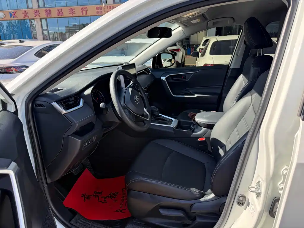 Toyota RAV4 — фото 7