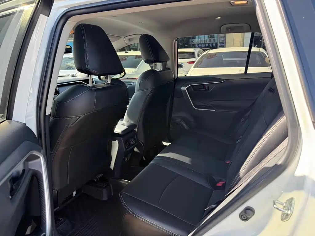 Toyota RAV4 — фото 8