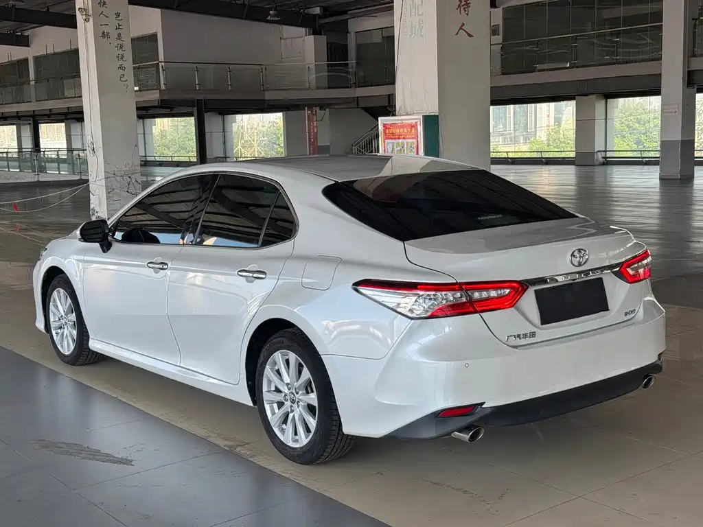 Toyota Camry — фото 4