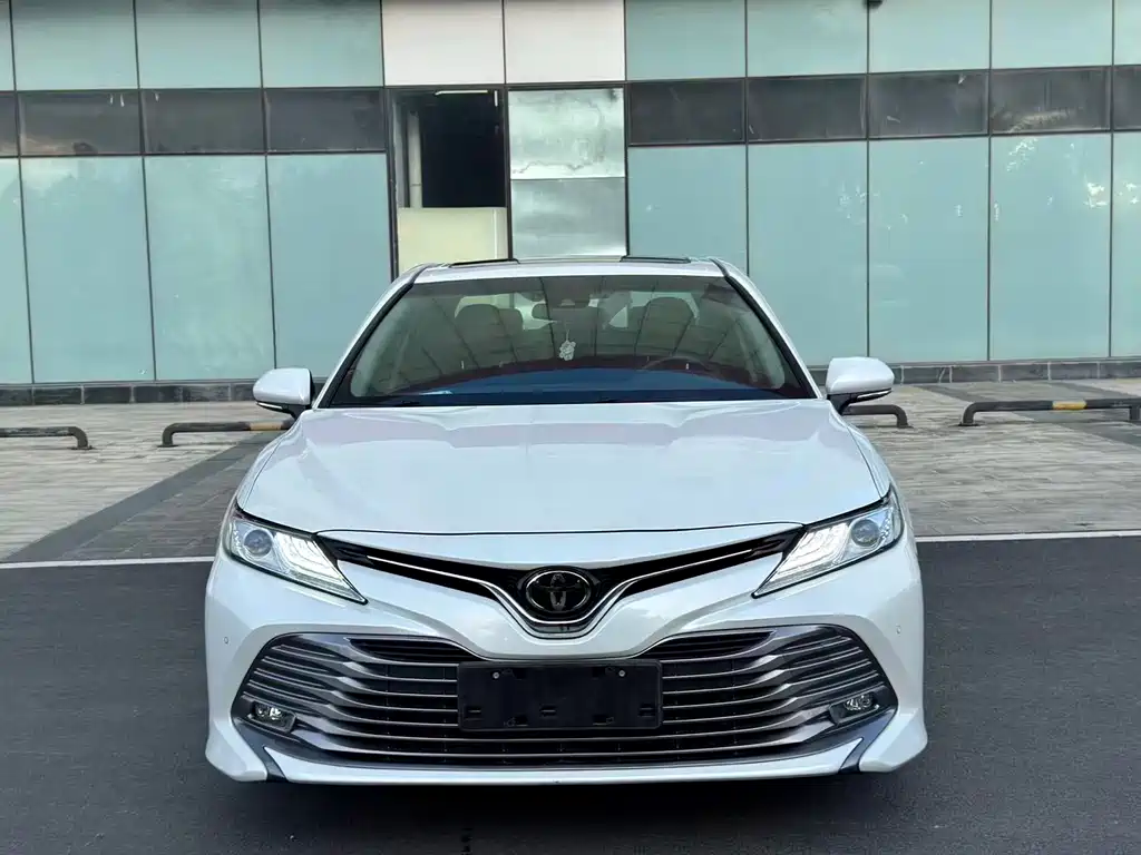 Toyota Camry — фото 2