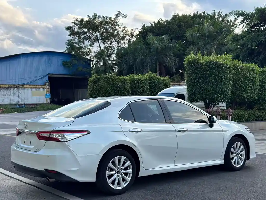 Toyota Camry — фото 8
