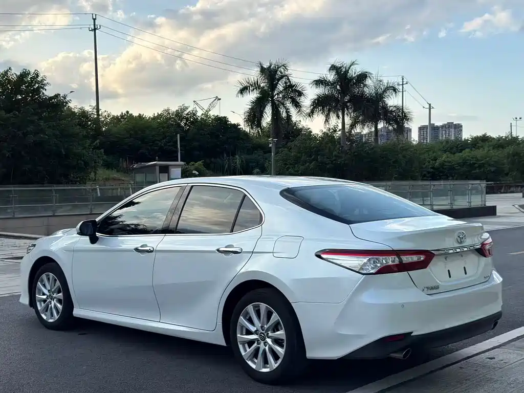Toyota Camry — фото 9