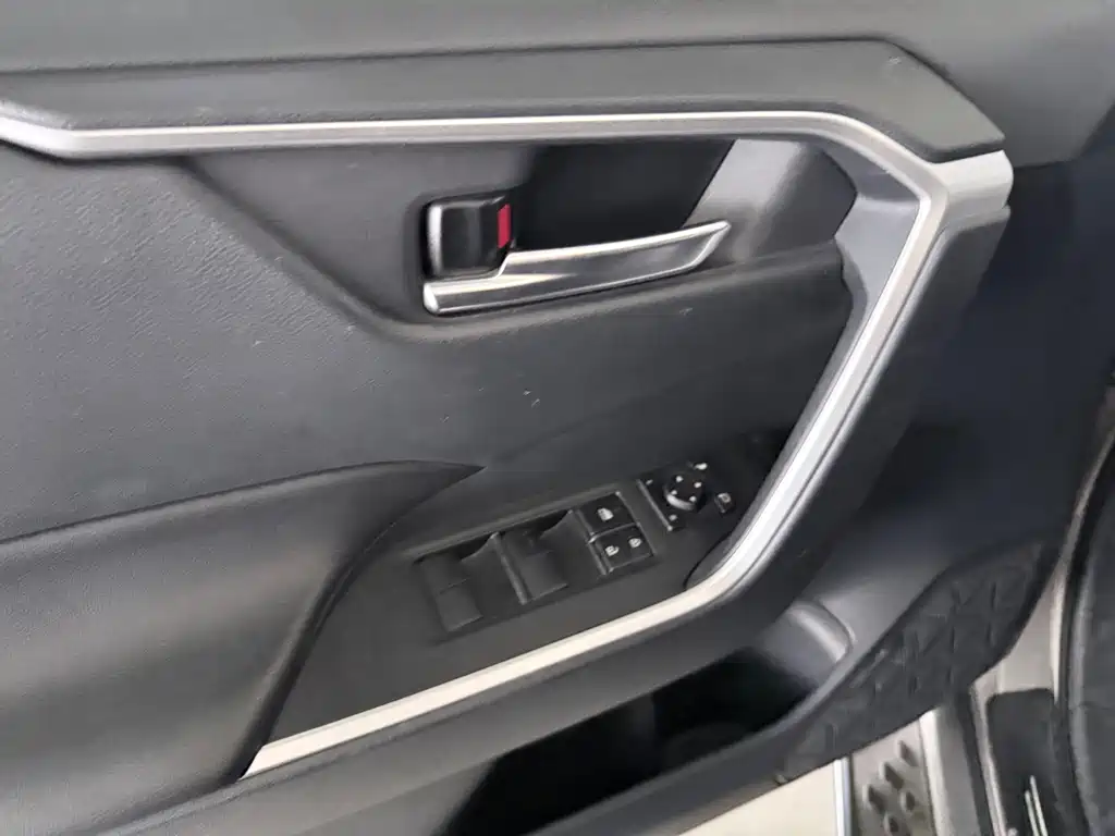 Toyota RAV4 — фото 9