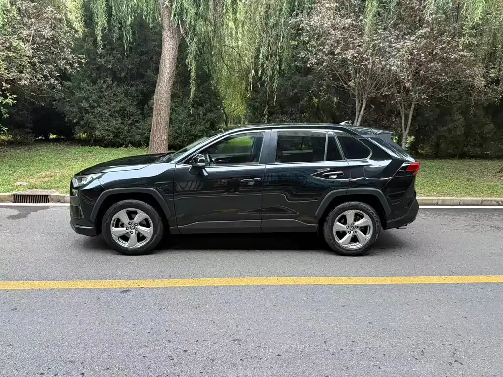Toyota RAV4 — фото 3