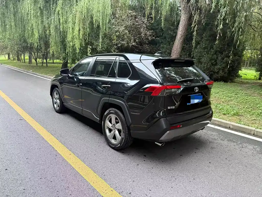 Toyota RAV4 — фото 4