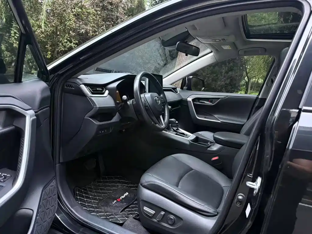 Toyota RAV4 — фото 6