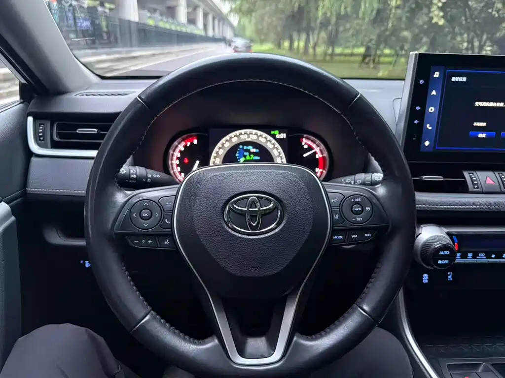 Toyota RAV4 — фото 9