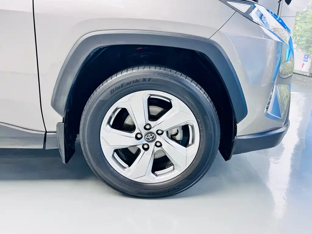 Toyota RAV4 — фото 4