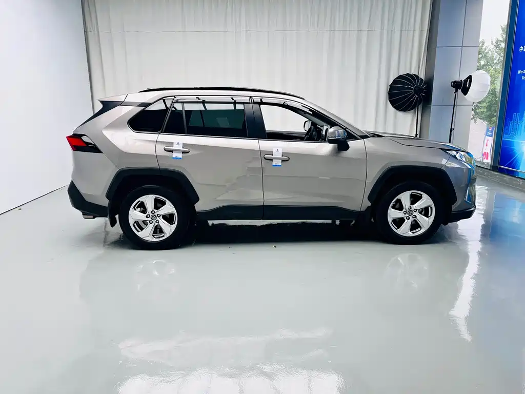 Toyota RAV4 — фото 5