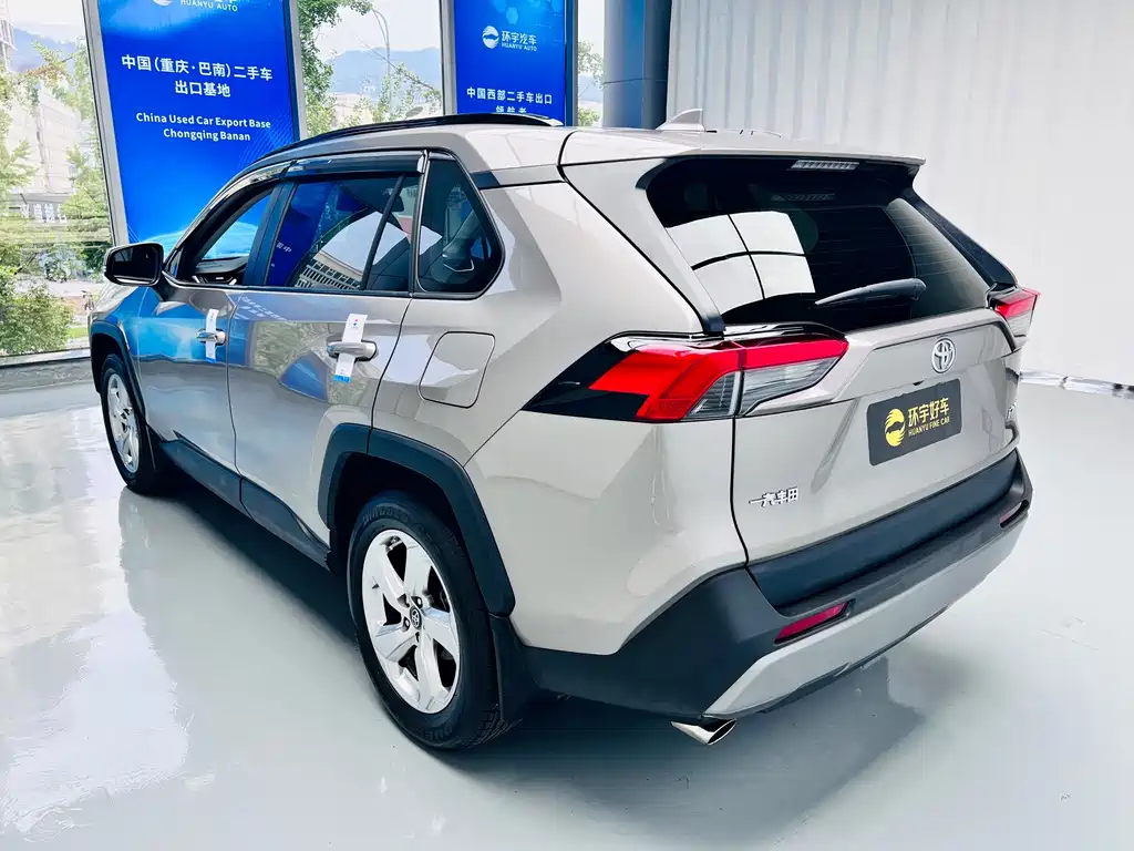 Toyota RAV4 — фото 8