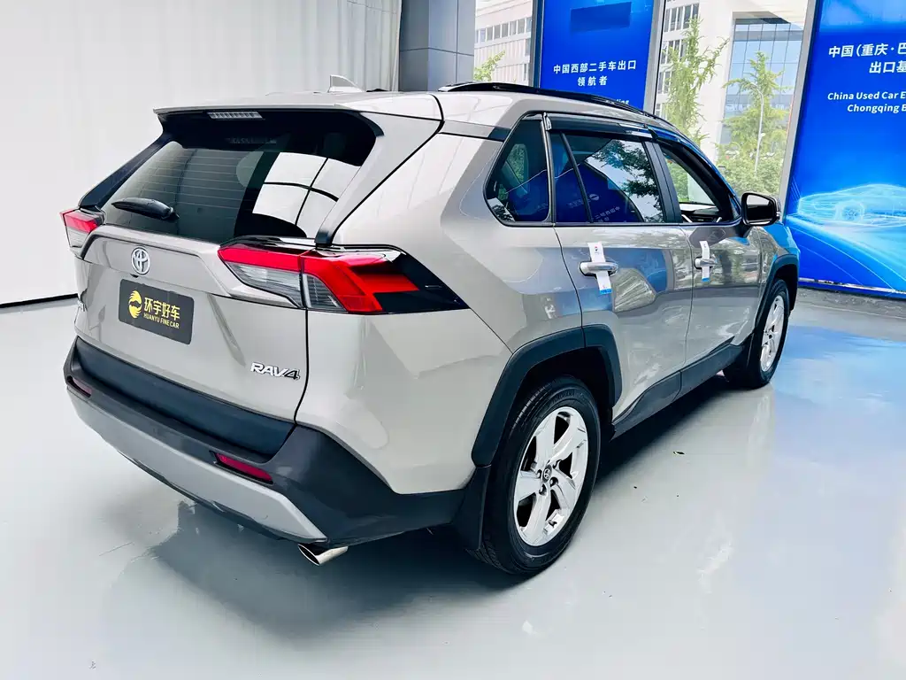 Toyota RAV4 — фото 9