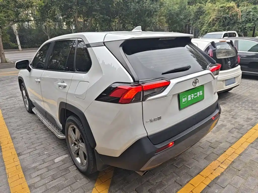 Toyota RAV4 — фото 5