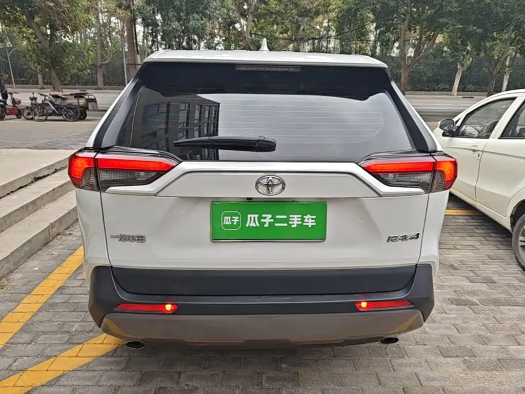 Toyota RAV4 — фото 6