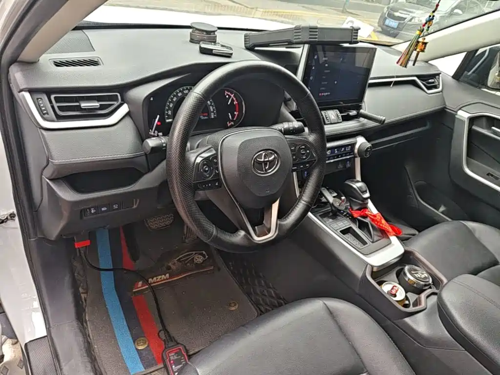 Toyota RAV4 — фото 10