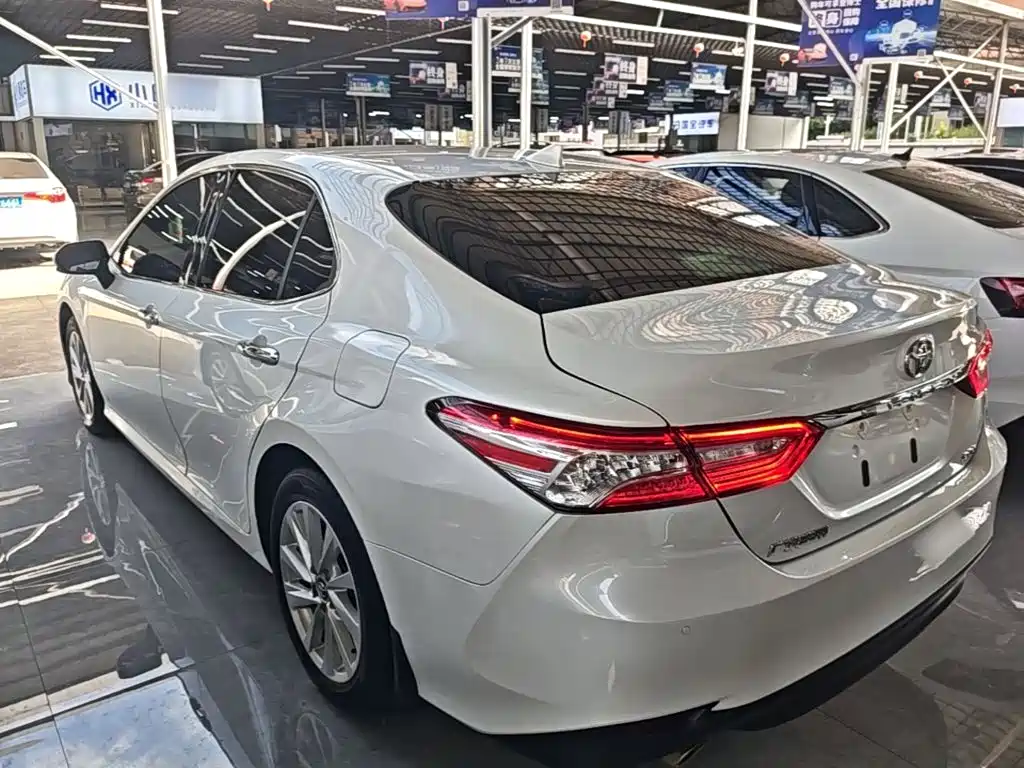 Toyota Camry — фото 5