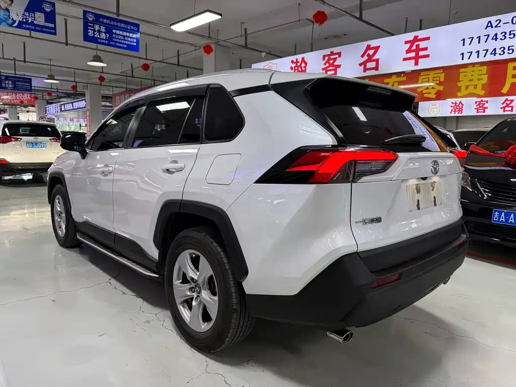 Toyota RAV4 — фото 5