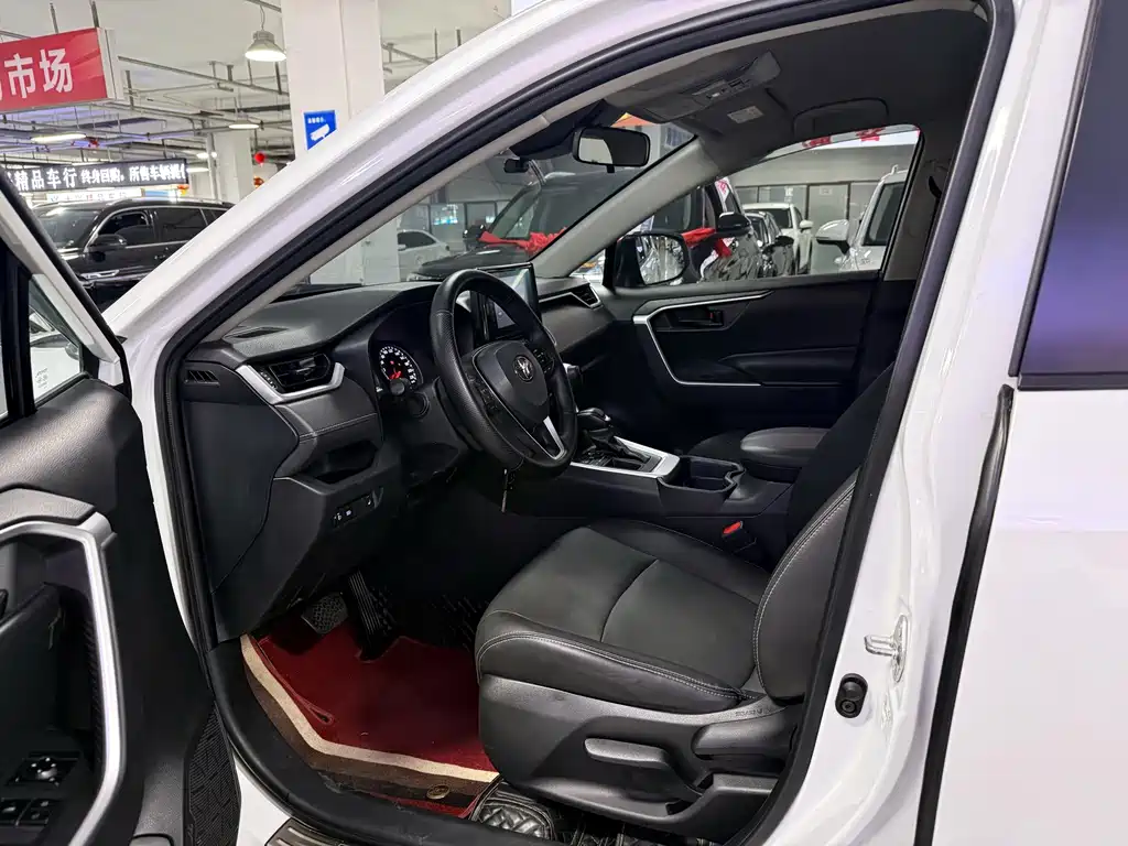 Toyota RAV4 — фото 7
