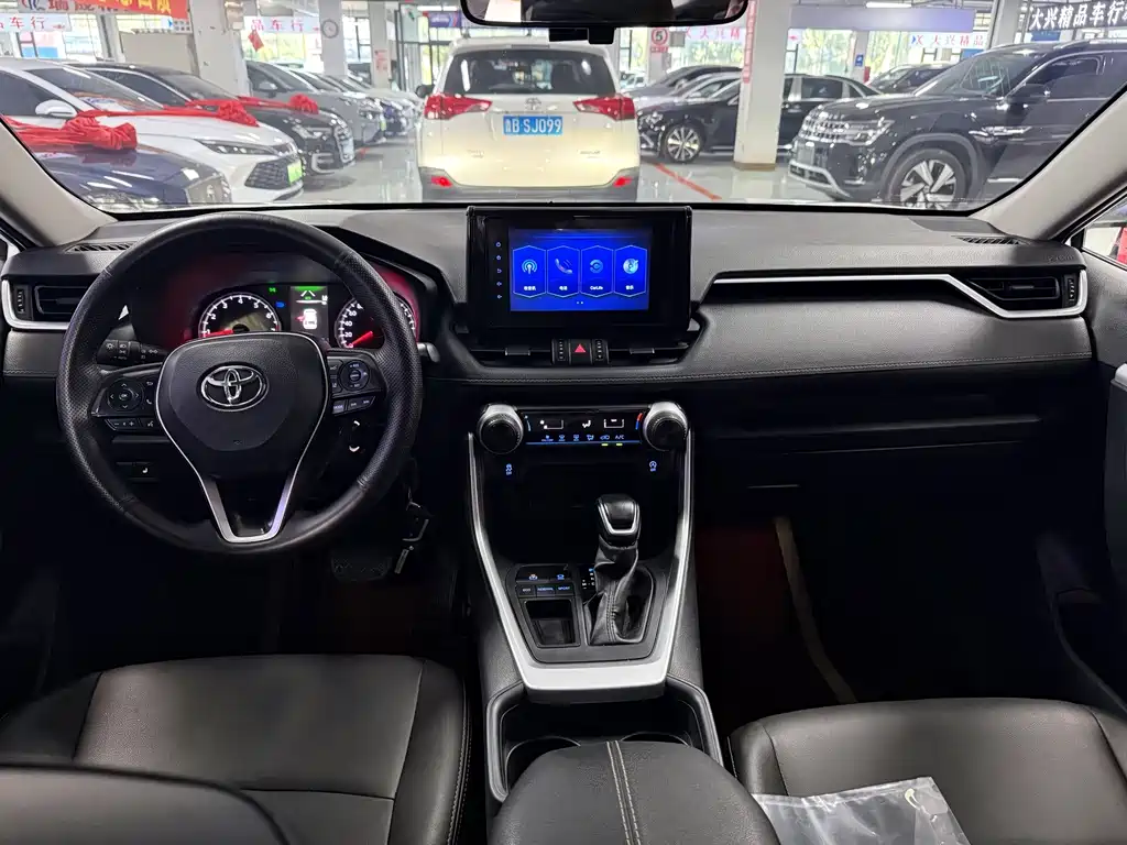 Toyota RAV4 — фото 8