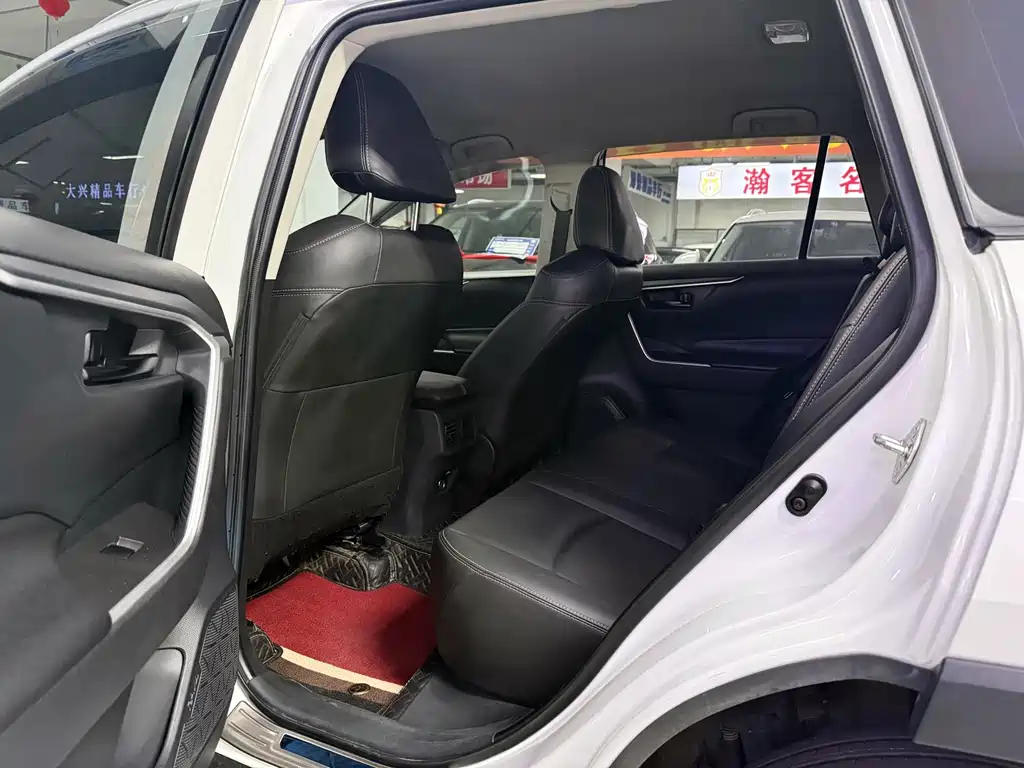Toyota RAV4 — фото 9