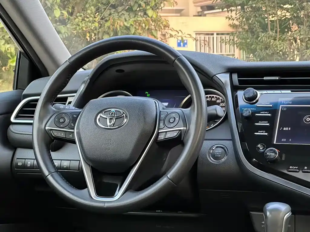 Toyota Camry — фото 3