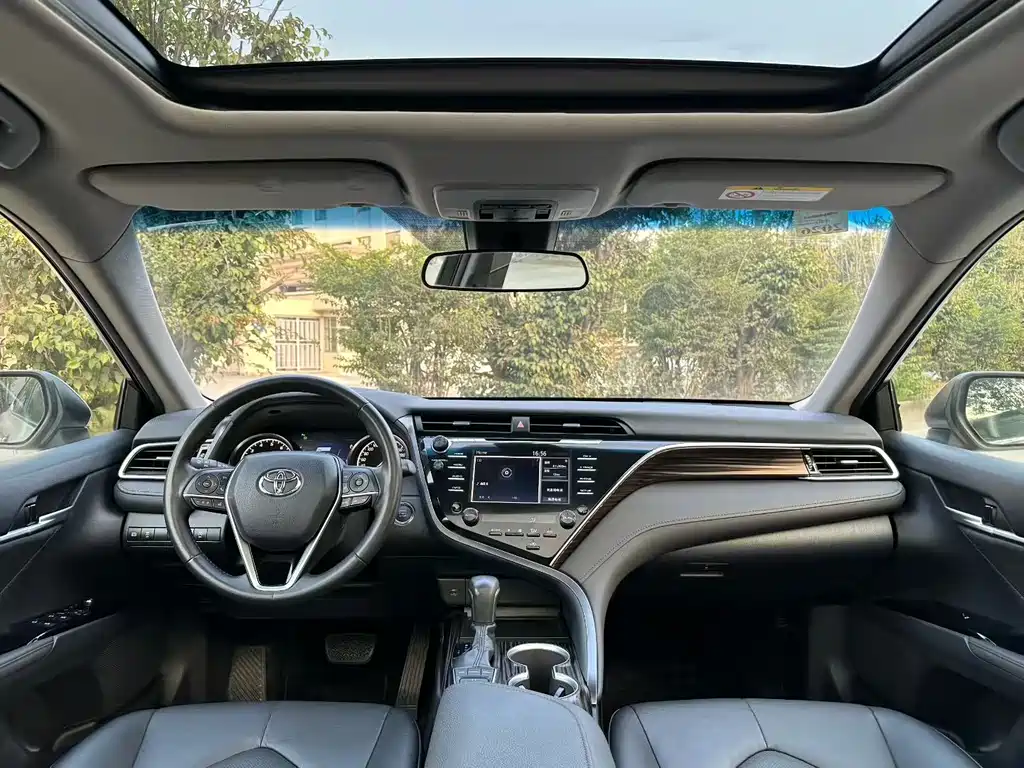 Toyota Camry — фото 4