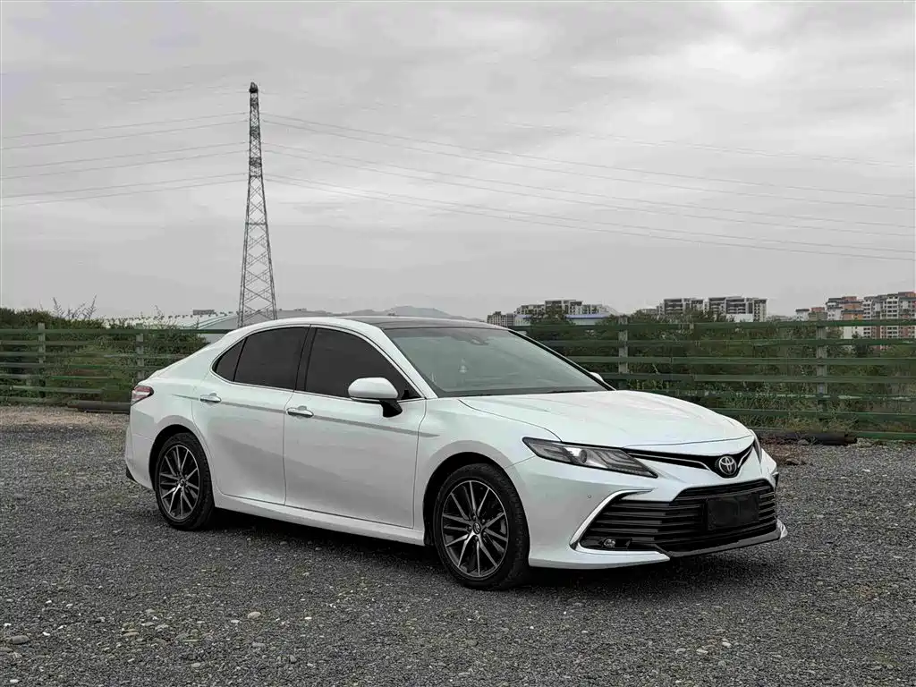 Toyota Camry — фото 3