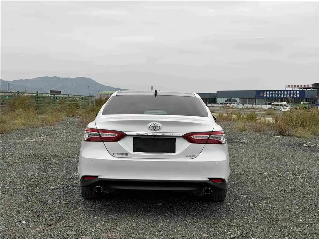 Toyota Camry — фото 5