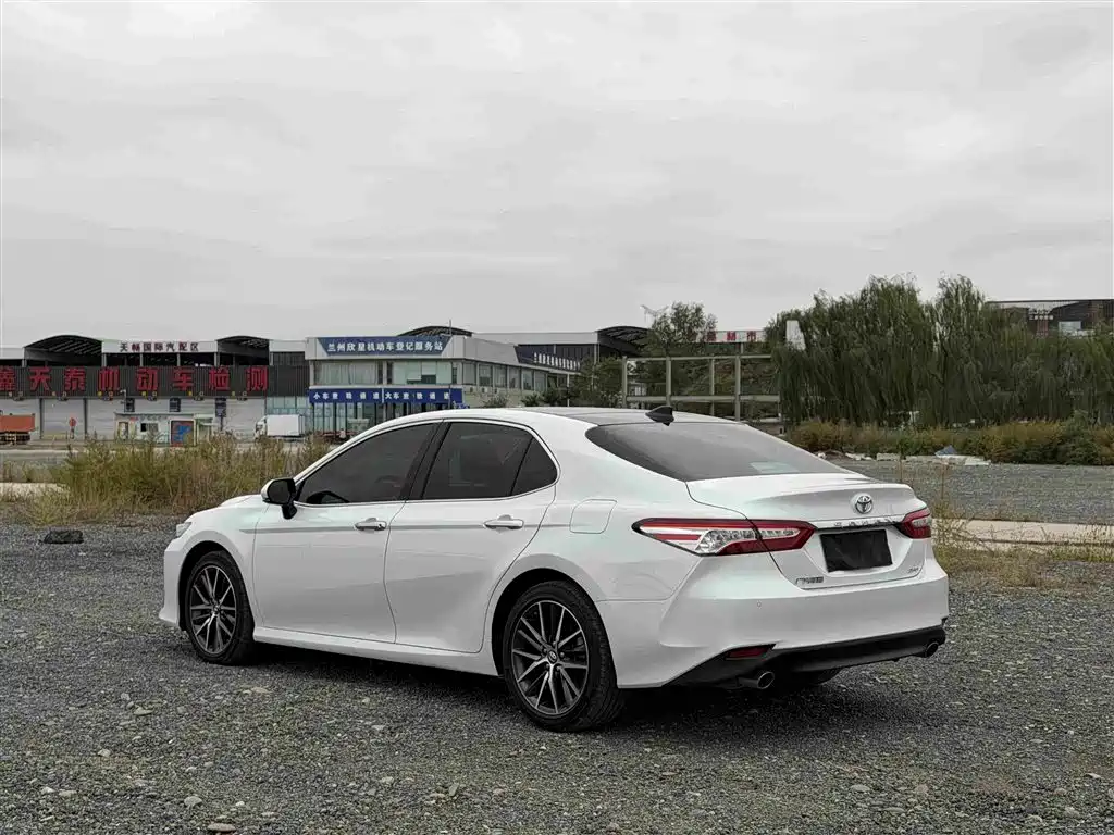 Toyota Camry — фото 6