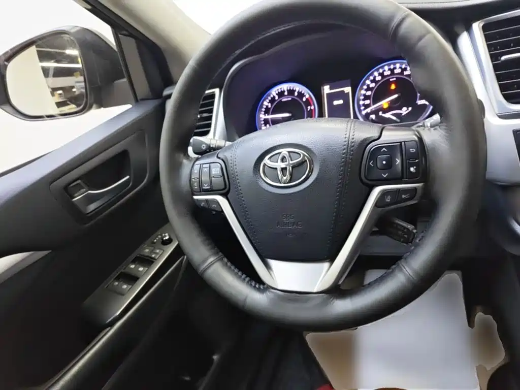 Toyota Highlander — фото 11