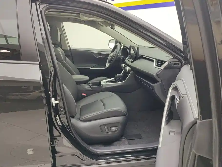 Toyota RAV4 — фото 8