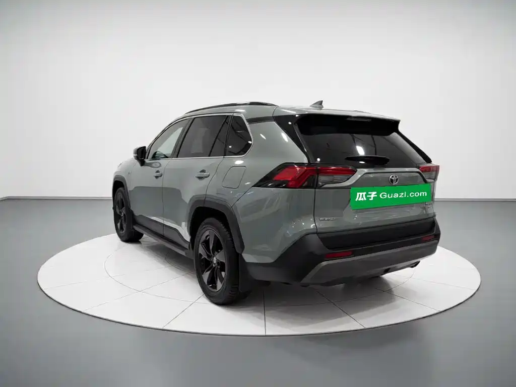 Toyota RAV4 — фото 4