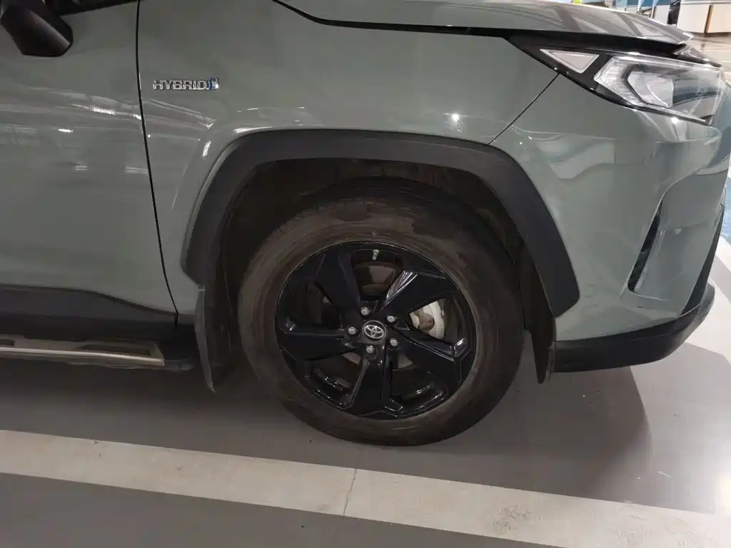 Toyota RAV4 — фото 8
