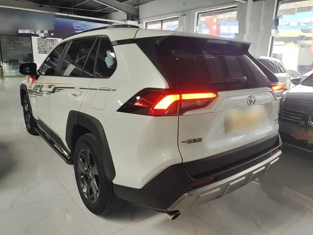 Toyota RAV4 — фото 5
