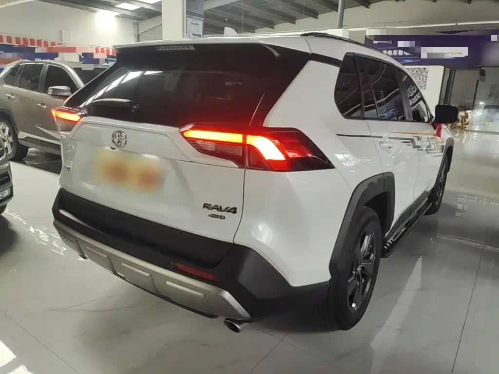 Toyota RAV4 — фото 7