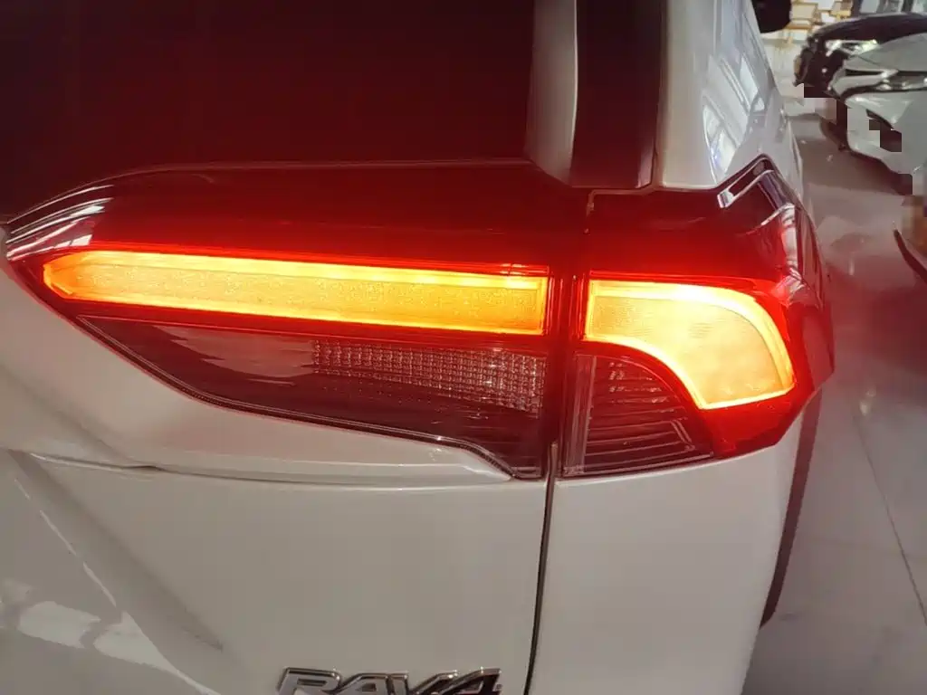 Toyota RAV4 — фото 8