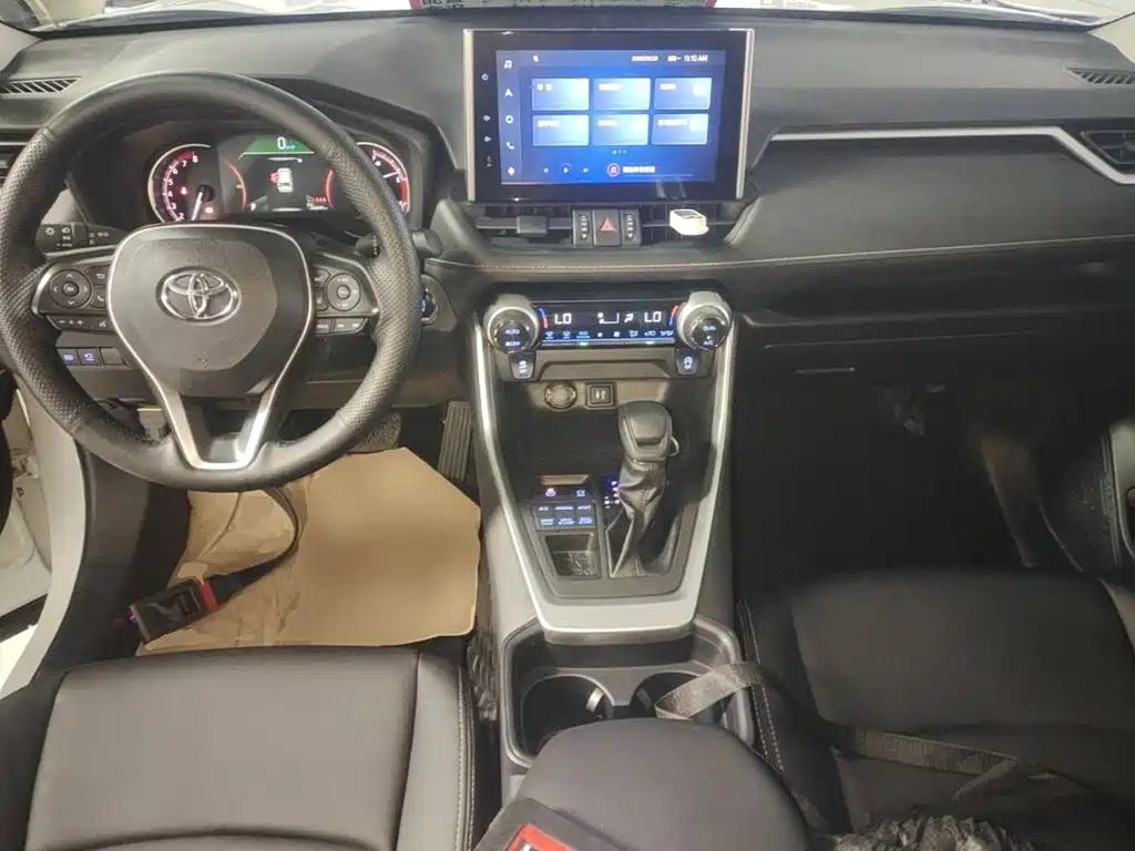 Toyota RAV4 — фото 10