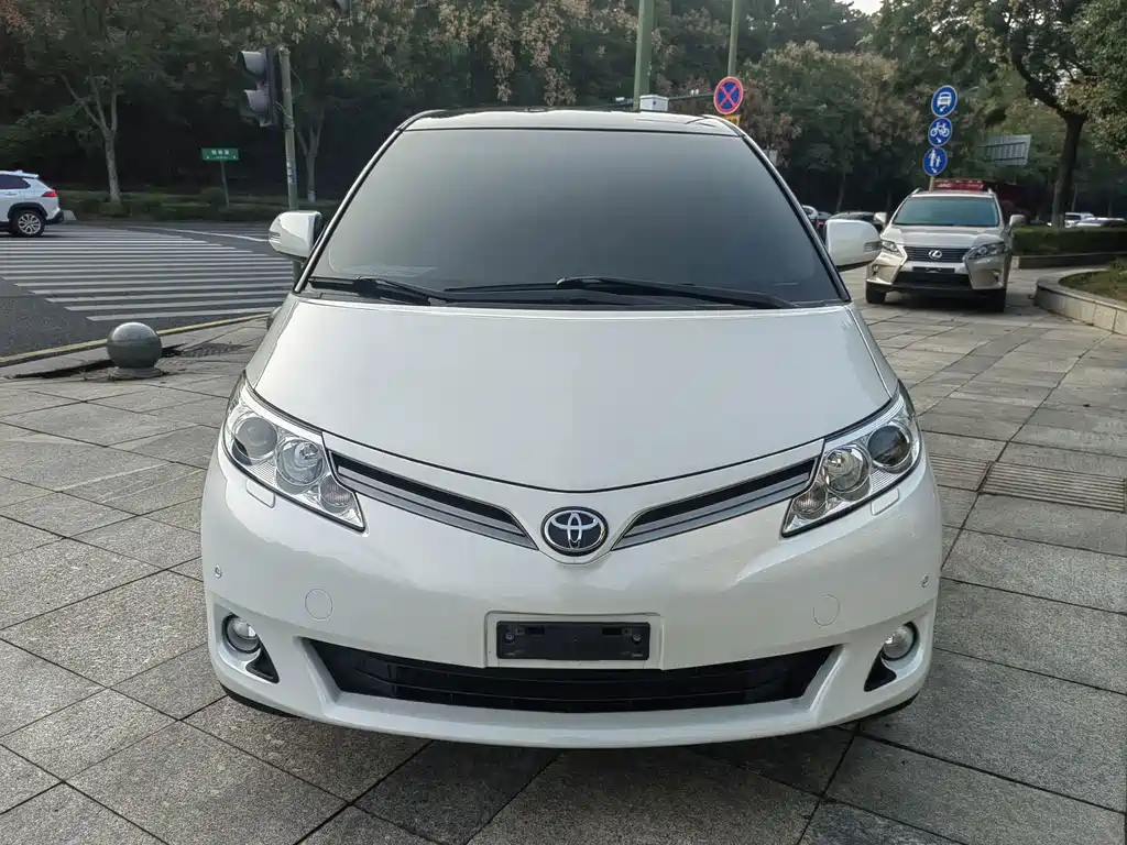 Toyota Previa — фото 3