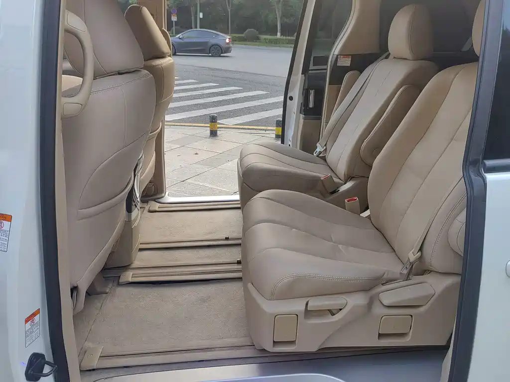 Toyota Previa — фото 10