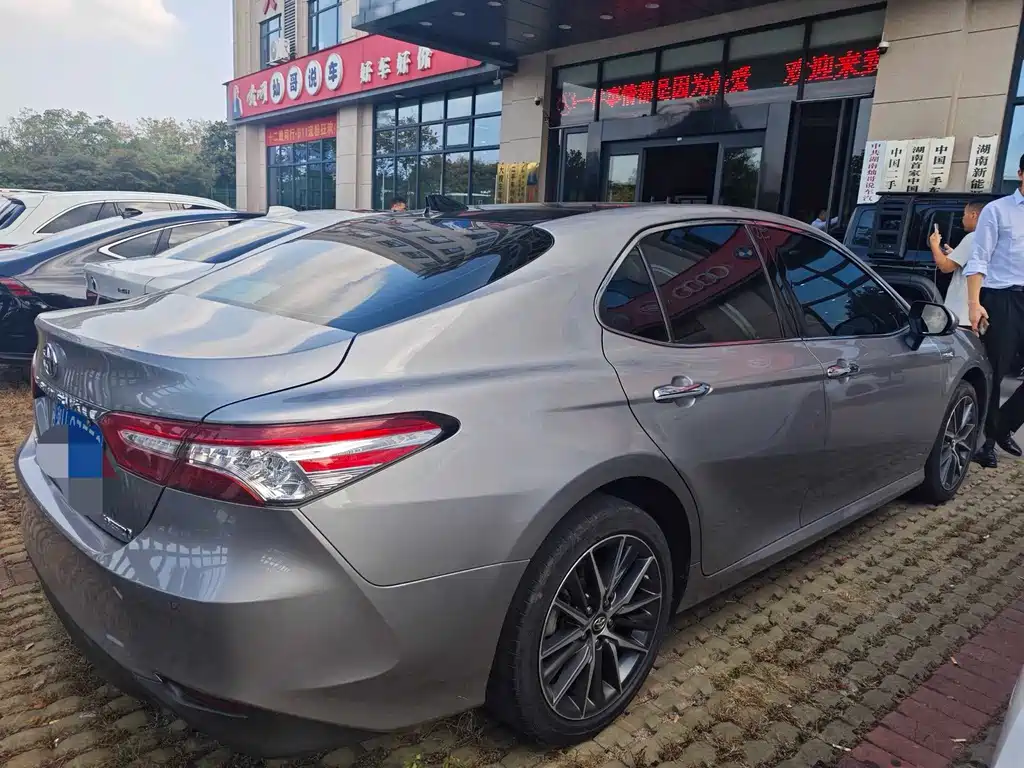 Toyota Camry — фото 2