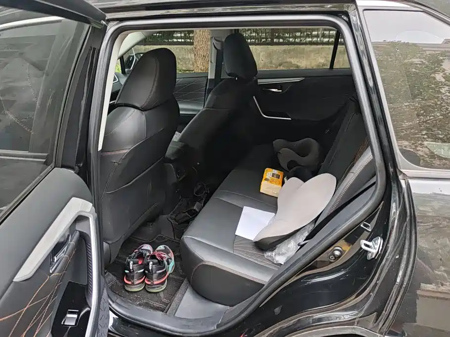 Toyota RAV4 — фото 11