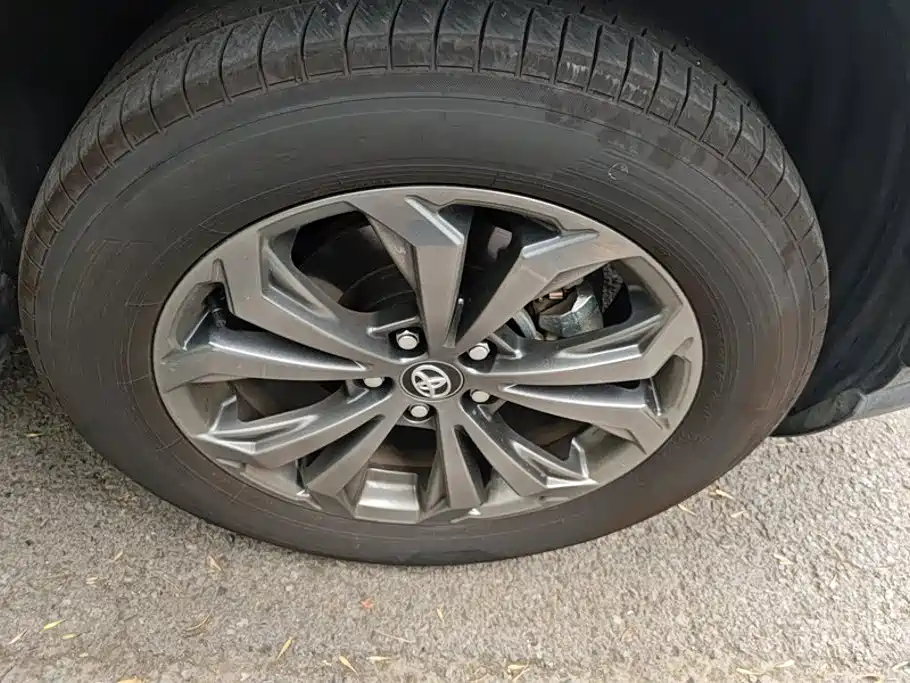 Toyota RAV4 — фото 6