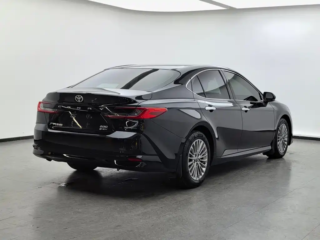 Toyota Camry — фото 4