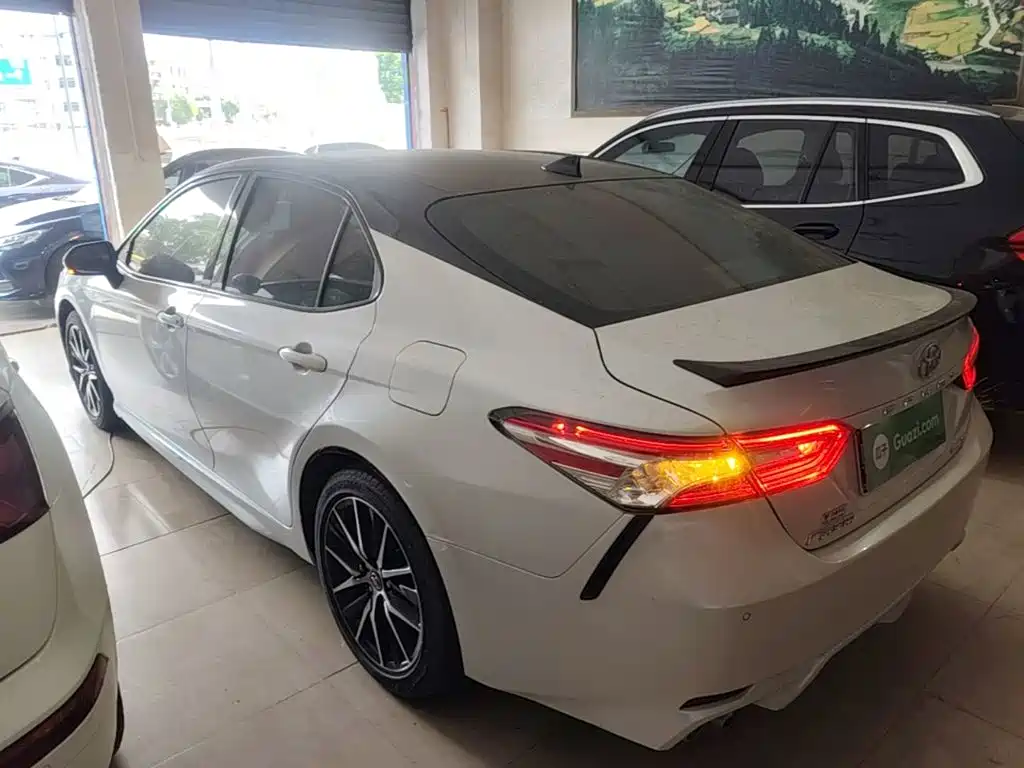Toyota Camry — фото 5