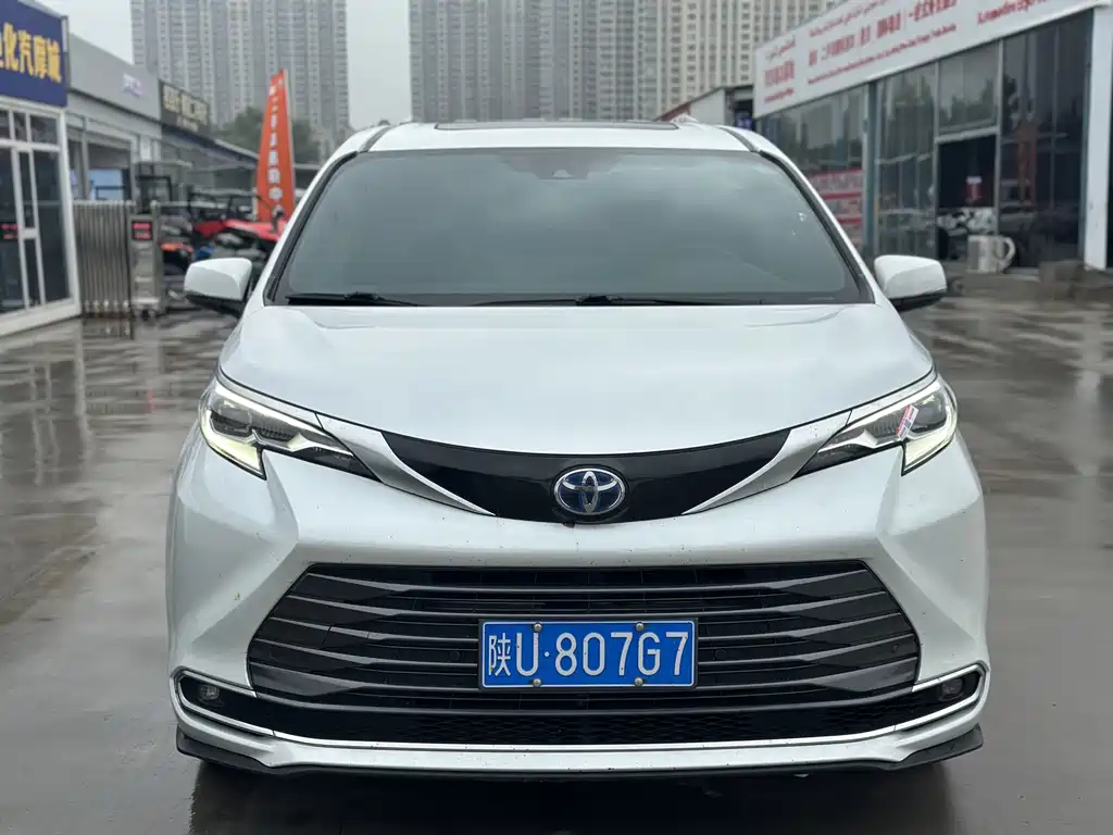 Toyota Sienna — фото 2