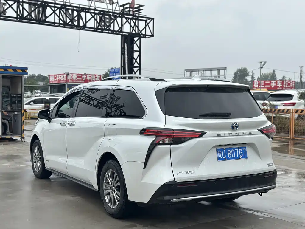 Toyota Sienna — фото 11