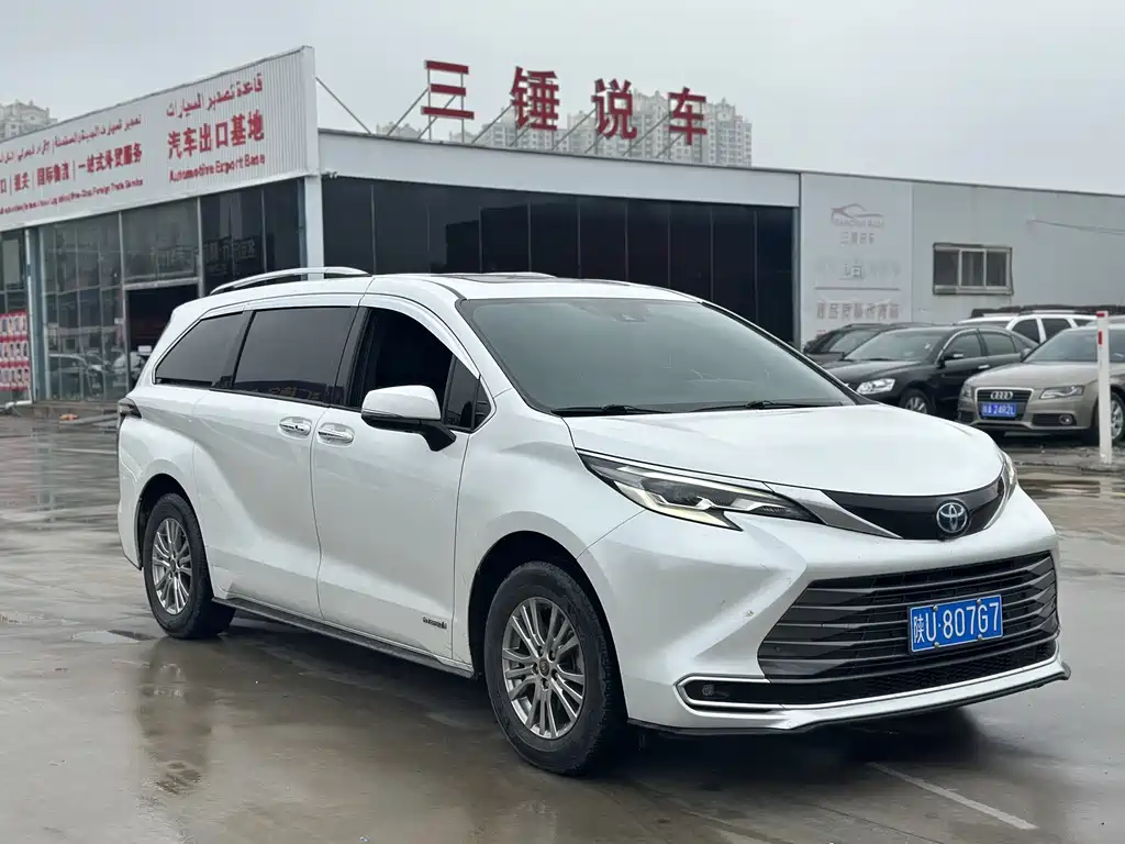 Toyota Sienna — фото 3