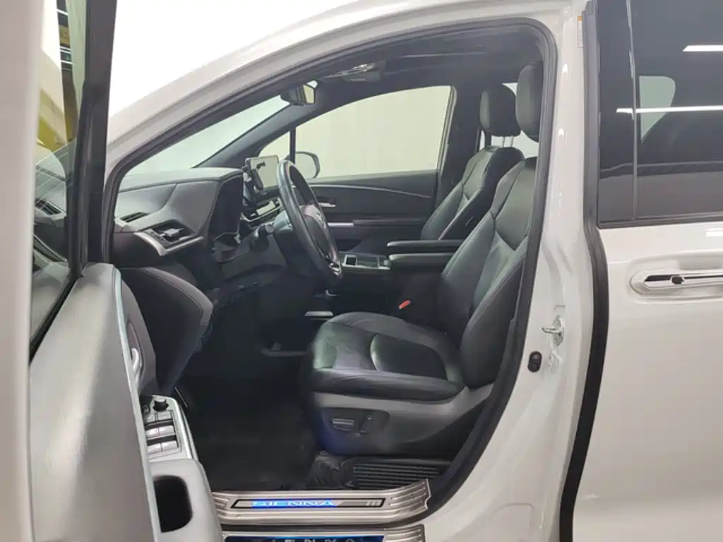 Toyota Sienna — фото 11